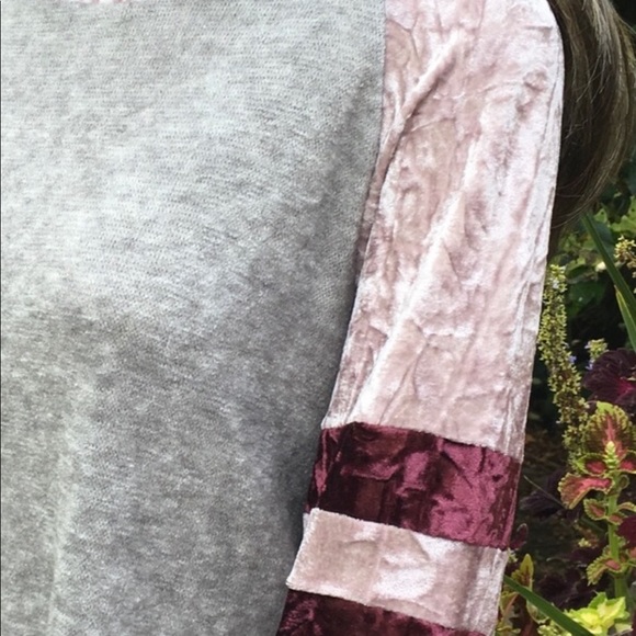 Stunning top with velvet sleeves - Picture 2 of 5